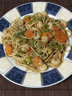 Una foto de Espaguetis con gambas