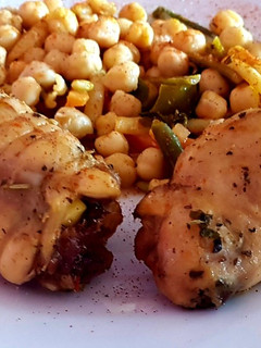 Una foto de Contramuslos de pollo rellenos de dátiles y jamón serrano
