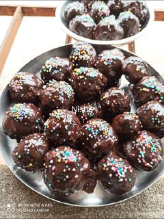 चॉकलेट बॉल्स (chocolate balls recipe in Hindi) रेसिपी मुख्य फोटो