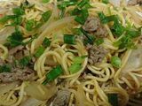 Mì trứng xào bò và hành tây