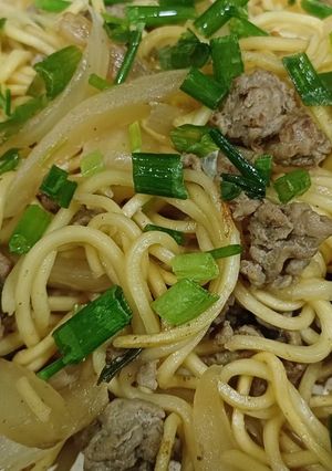Hình của món Mì trứng xào bò và hành tây.