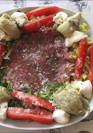 Une photo de Assiette « italienne » carpaccio de bœuf légumes et parmesan