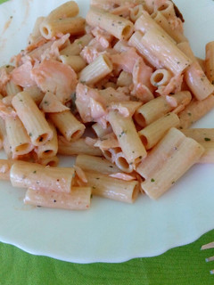Una foto de Salmón con pasta