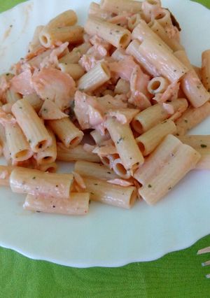 Una foto de Salmón con pasta