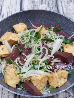 Hình của món Huyết Xào Giá Hẹ.