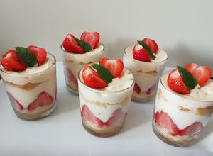Une photo de Verrine façon fraisier