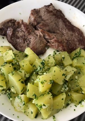 Una foto de Ensalada de papas con ajo y perejil