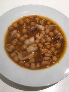 Una foto de Garbanzos con chipirones y gambas