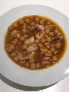 Una foto de Garbanzos con chipirones y gambas