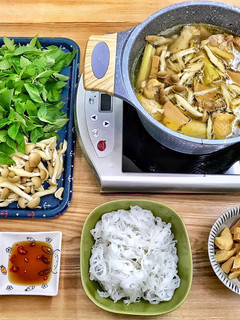 Hình của món Lẩu gà lá é.