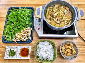 Hình của món Lẩu gà lá é.