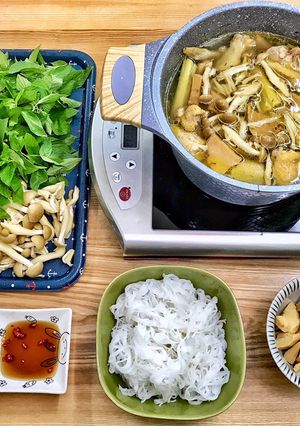 Hình của món Lẩu gà lá é.