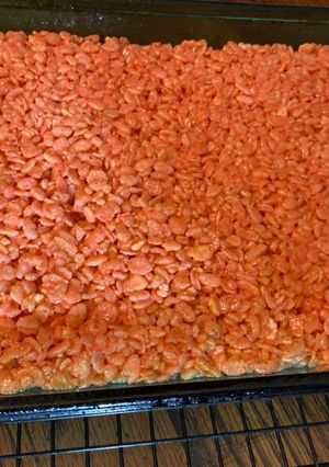 A picture of Strawberry marshmallow treats.