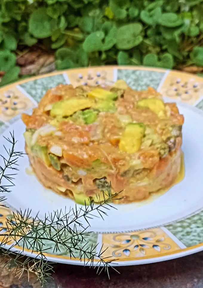 Una foto de Tartar de salmón