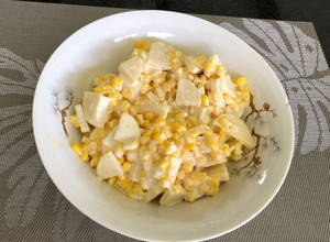 Una foto de Ensalada vegana de choclo con palmitos