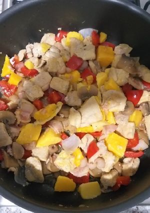 Una foto de Brochetas de pollo con mango, tocino y pimiento