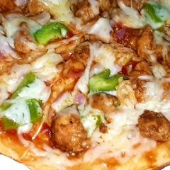 A picture of Chicken pizza with Indian twist.