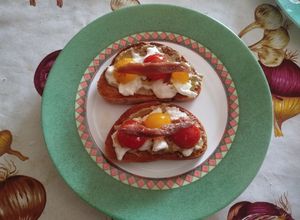 Foto di Crostoni con crema di carciofi, burrata, pomodorini e olio all'acciuga