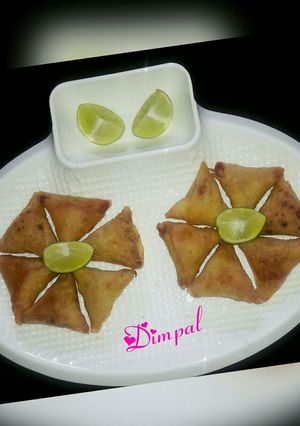 A picture of Chana dal samosa.