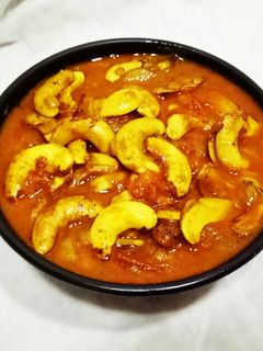 कोकणची स्पेशल ओल्या काजूची उसळ (olya kajuchi usal recipe in marathi) रेसिपी चे मुख्य फोटो