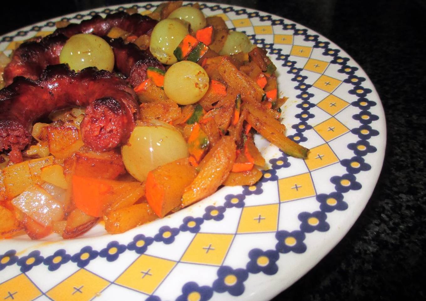 Chistorra sobre patatas, calabaza y uvas Moscatel