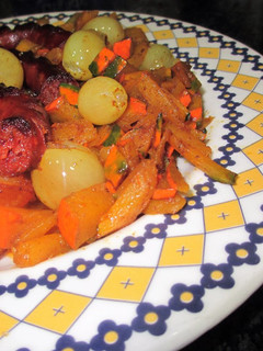 Una foto de Chistorra sobre patatas, calabaza y uvas Moscatel