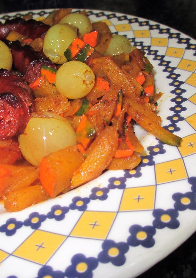 Una foto de Chistorra sobre patatas, calabaza y uvas Moscatel