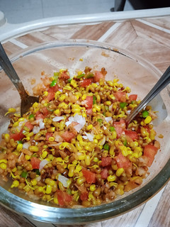 स्प्राउट्स मोठ चाट (sprouts moth chaat recipe in Hindi) रेसिपी मुख्य फोटो