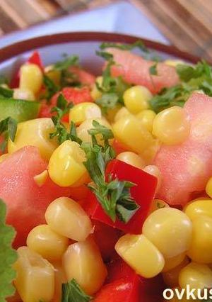Фото Испанский салат из помидоров и кукурузы.
