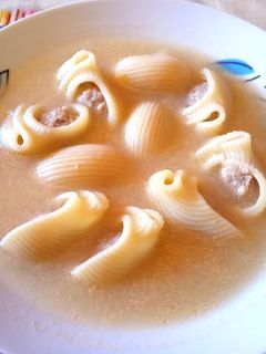 Una foto de Caldo con galets rellenos
