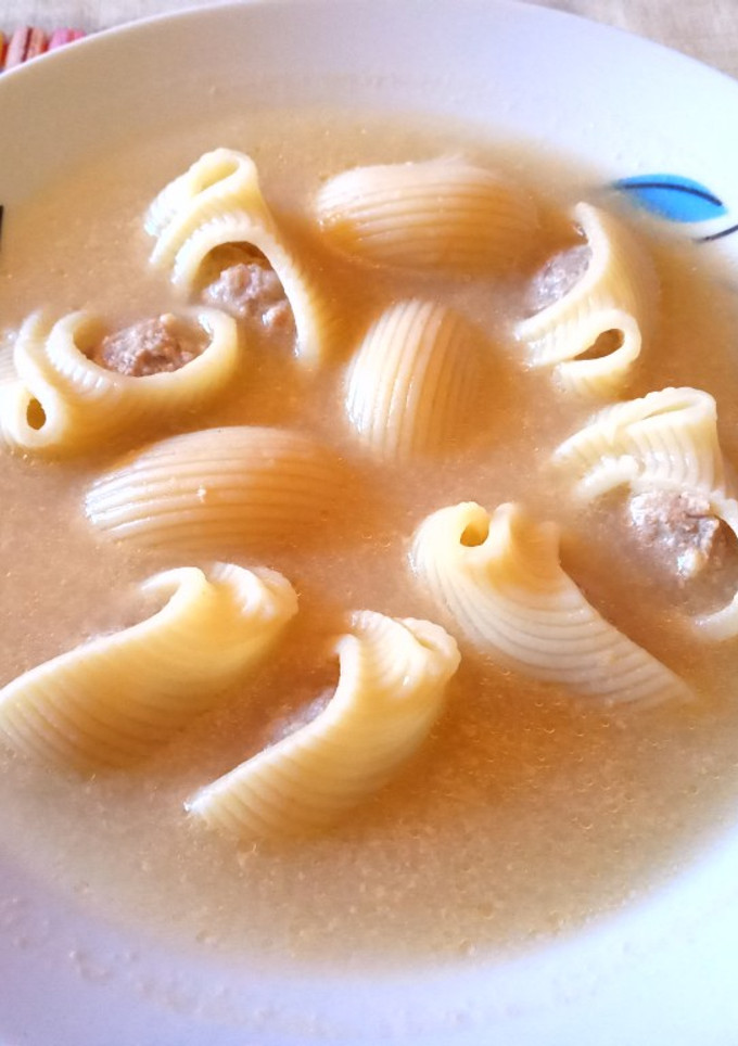 Una foto de Caldo con galets rellenos