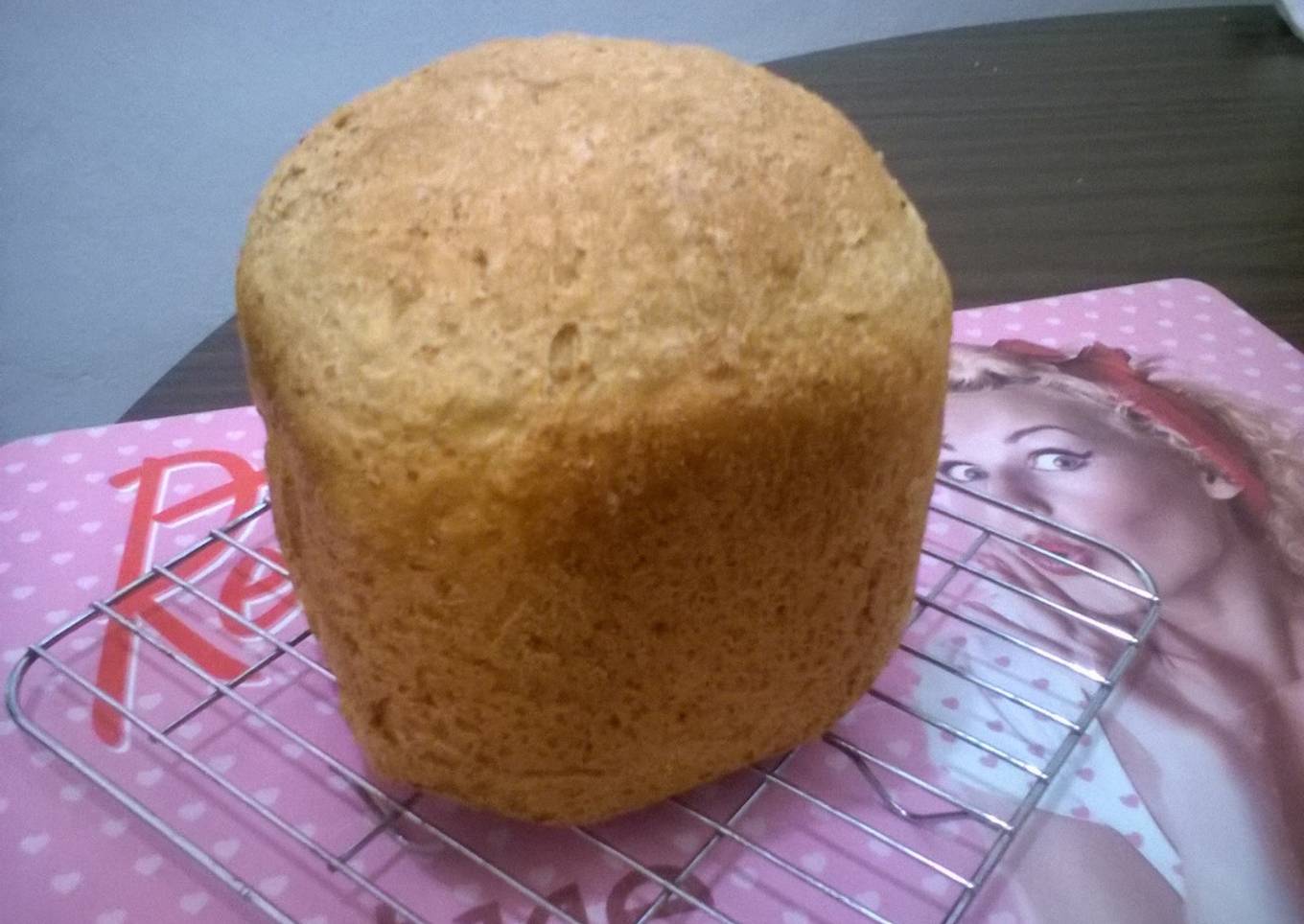 Pan de cerveza con tres harinas y pasta de garbanzo. Máquina de pan.