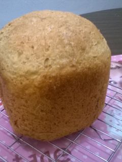 Una foto de Pan de cerveza con tres harinas y pasta de garbanzo. Máquina de pan.