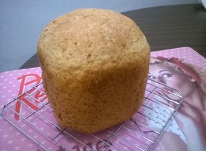 Una foto de Pan de cerveza con tres harinas y pasta de garbanzo. Máquina de pan.
