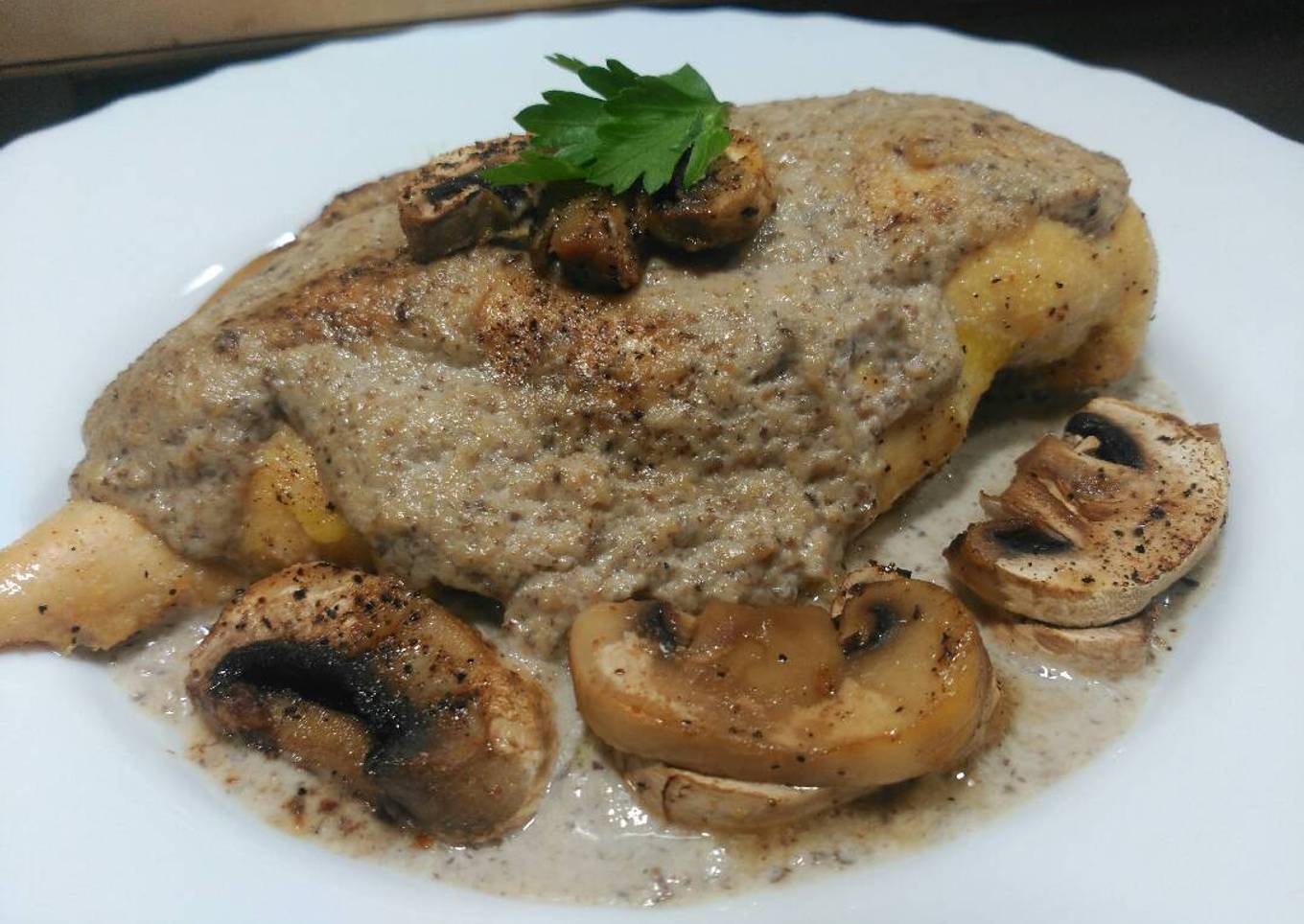 Pechuga de Pollo con Crema de Champiñones a la Pimienta