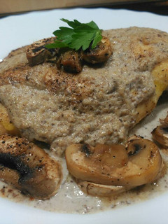 Una foto de Pechuga de Pollo con Crema de Champiñones a la Pimienta