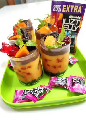 A picture of Oreo mango pudding.