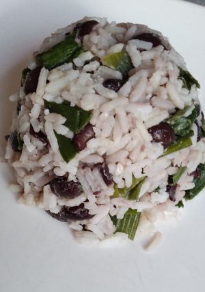 Una foto de Arroz con porotos negros y cebollín