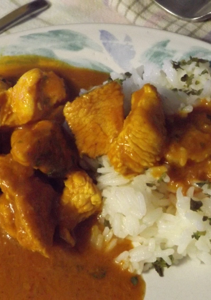 Una foto de Carne de pavo con salsa Korma
