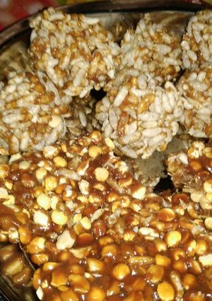 A picture of Puffed rice laddu.