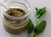 Una foto de salsa pesto