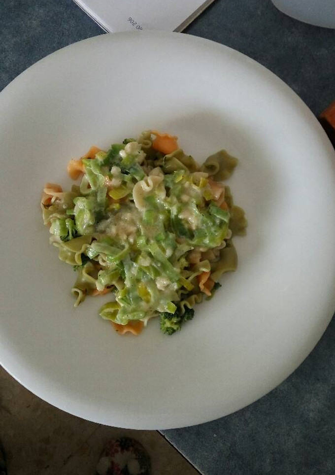 Una foto de Pasta con brócoli y salsa de puerros