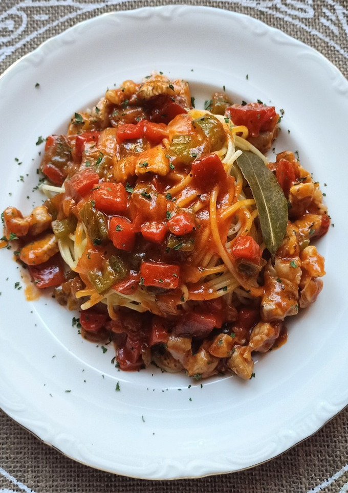 Una foto de Espaguetti con verduras y panceta
