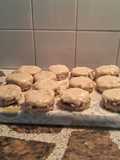 Alfajores de chocolate blanco rellenos con dulce de membrillo