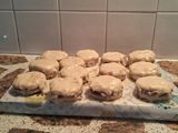 Alfajores de chocolate blanco rellenos con dulce de membrillo