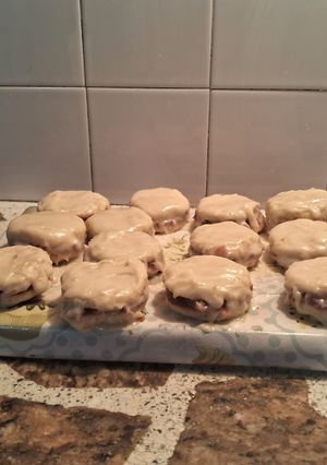 Una foto de Alfajores de chocolate blanco rellenos con dulce de membrillo