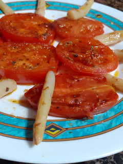 Una foto de Tomate a la plancha y espárragos