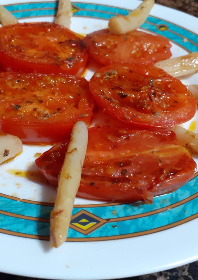 Una foto de Tomate a la plancha y espárragos