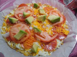 Una foto de Low carb, keto chiken crust pizza