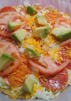 Una foto de Low carb, keto chiken crust pizza